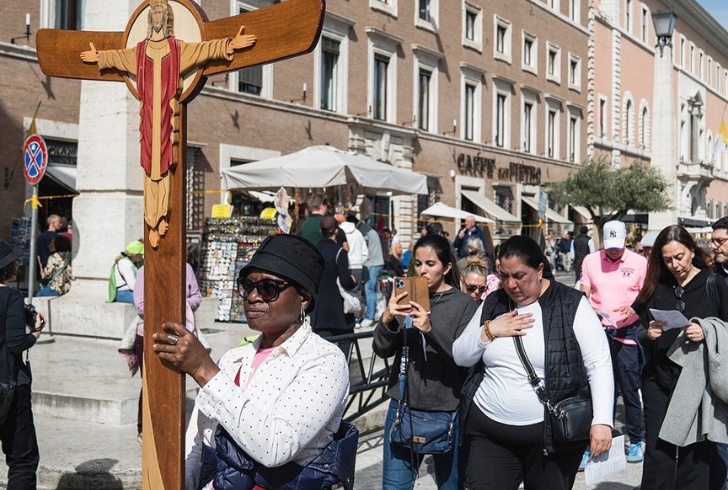 Crowd gathers in rome for Pope Franics final tribute