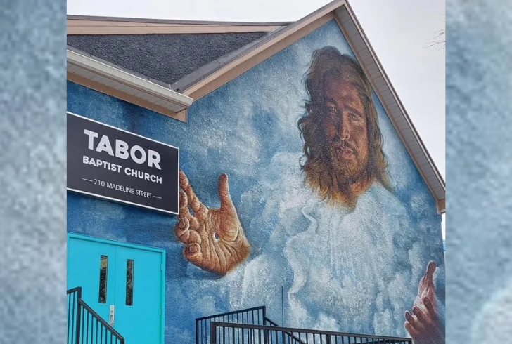 Fans spot Travis Kelce lookalike Mural